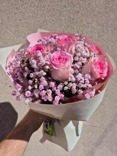 Bukiet z różowych róż z gipsów...