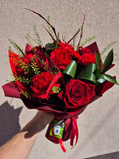 Bukiet z czerwonych róż i goździ...