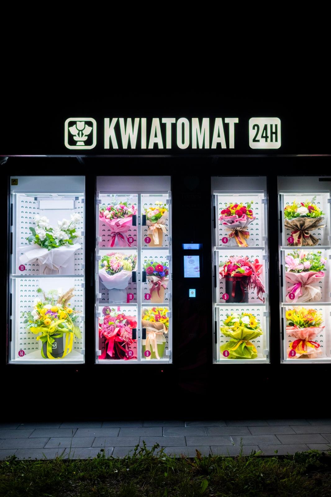 Kwiatomat Osielsko , ul. Szosa Gdańska 54 ( centrum handlowe Polo/Pepko)