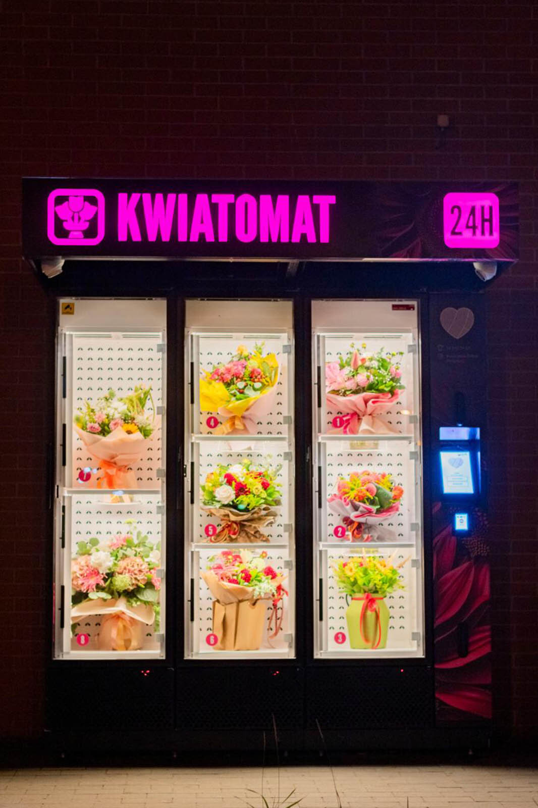 Kwiatomat Fordon ul. Stanisława Skarżyńskiego 10 (galeria FORDON przy wejściu na siłownie)